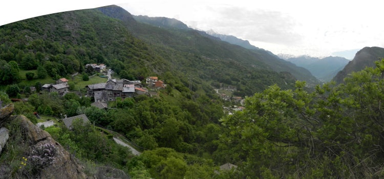 Panorama su Feilley, Perral e verso sud-est scendendo dal Geosito; si notano in penombra, sullo sfondo e sul versante sinistro della valle, le sagome dei castelli di Chenal e Saint-Germain (72795 bytes)